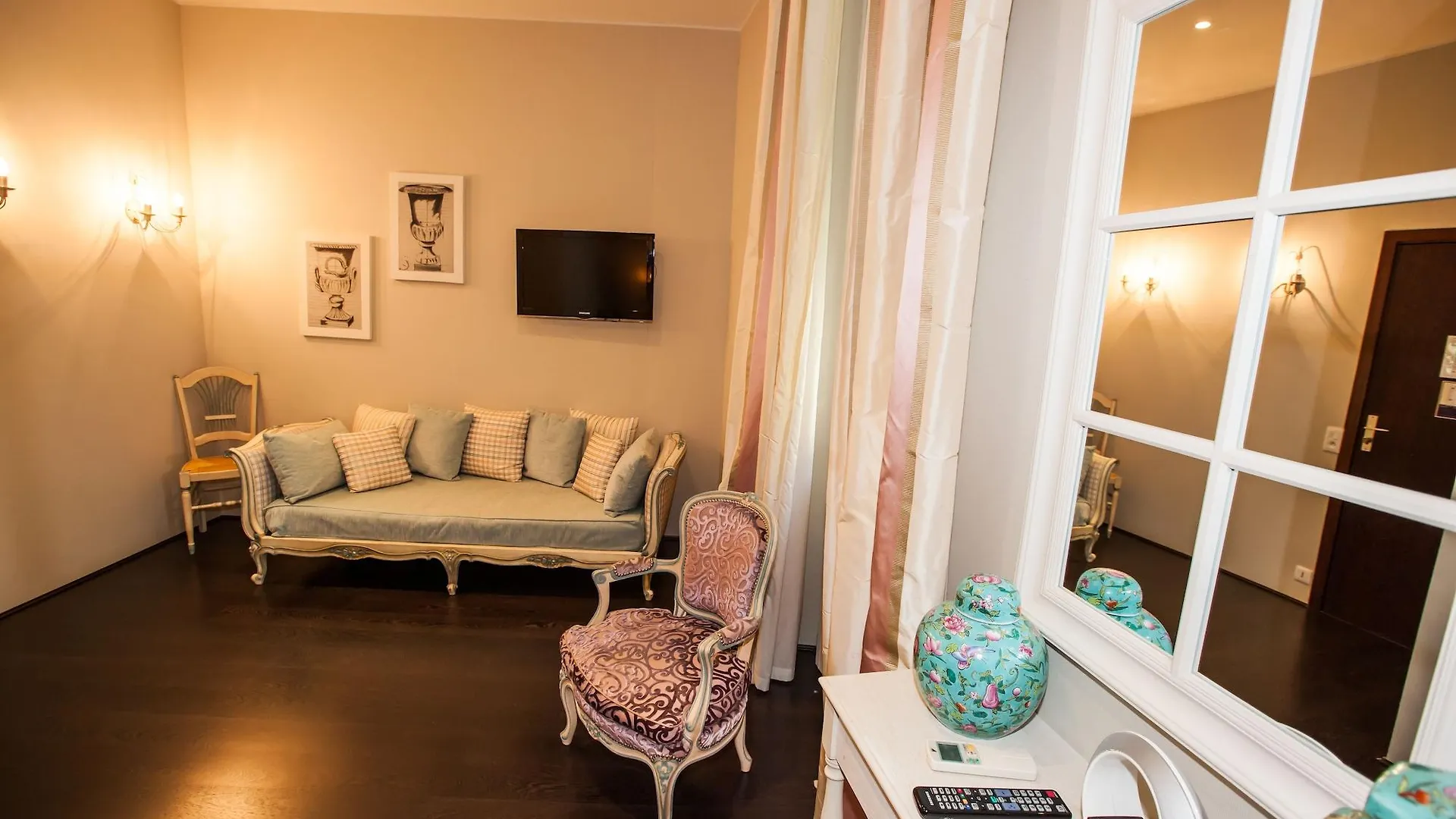 Paris Rome Hotel Menton